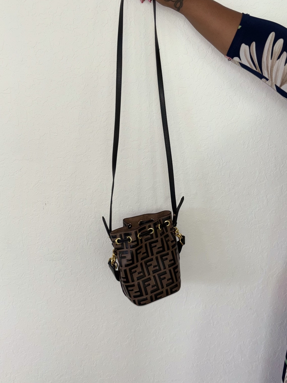 Fendi Black Embossed Logo Shoulder Bag - Picture 4 of 9